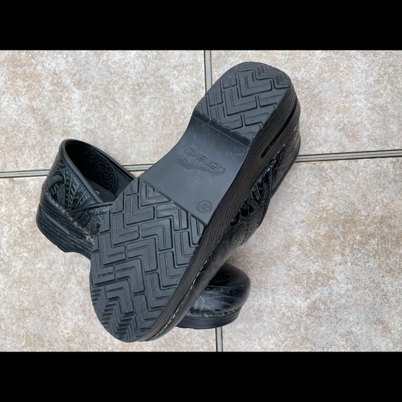 Dansko PROFESSIONAL TOOLED LEATHER CLOG - Picture 6 of 7